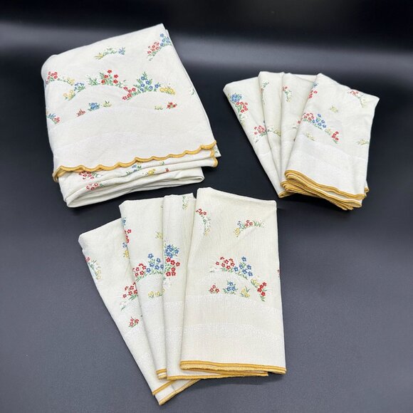 Vintage Tablecloth and 8 Napkin Set Round Flowers Scalloped Edge Floral Spring - Picture 1 of 10